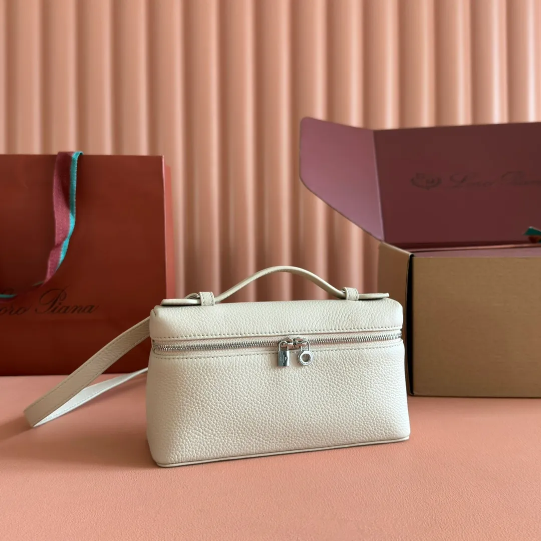p1160💋💋💋【Original leather configuration counter complete set of packaging】 𝐋𝐨𝐫𝐨 𝐏𝐢𝐚𝐧@ Extra pocket L19 series handbag/crossbody bag, all steel, the most comfortable life is the undefined life, just like loro The material design of pian@ does not require complicated design styles. The simple and soft outline is elegant and durable, like an exquisite cosmetic case, which perfectly balances appearance and functionality. The leather is delicate and feels as soft as butter. The small bag has a large capacity. It is not only portable with a thin shoulder strap, but can also be worn cross-body. Sisters who have a special liking for minimalist style can buy it. It is simple and versatile. The simpler, the more different. Stars and Instagram celebrities are all planting it. There are two sizes of 19 cm and 27 cm. One is exquisite and casual, and the other is elegant and grand. Size: Small: length 19×width 7×height 12cm (